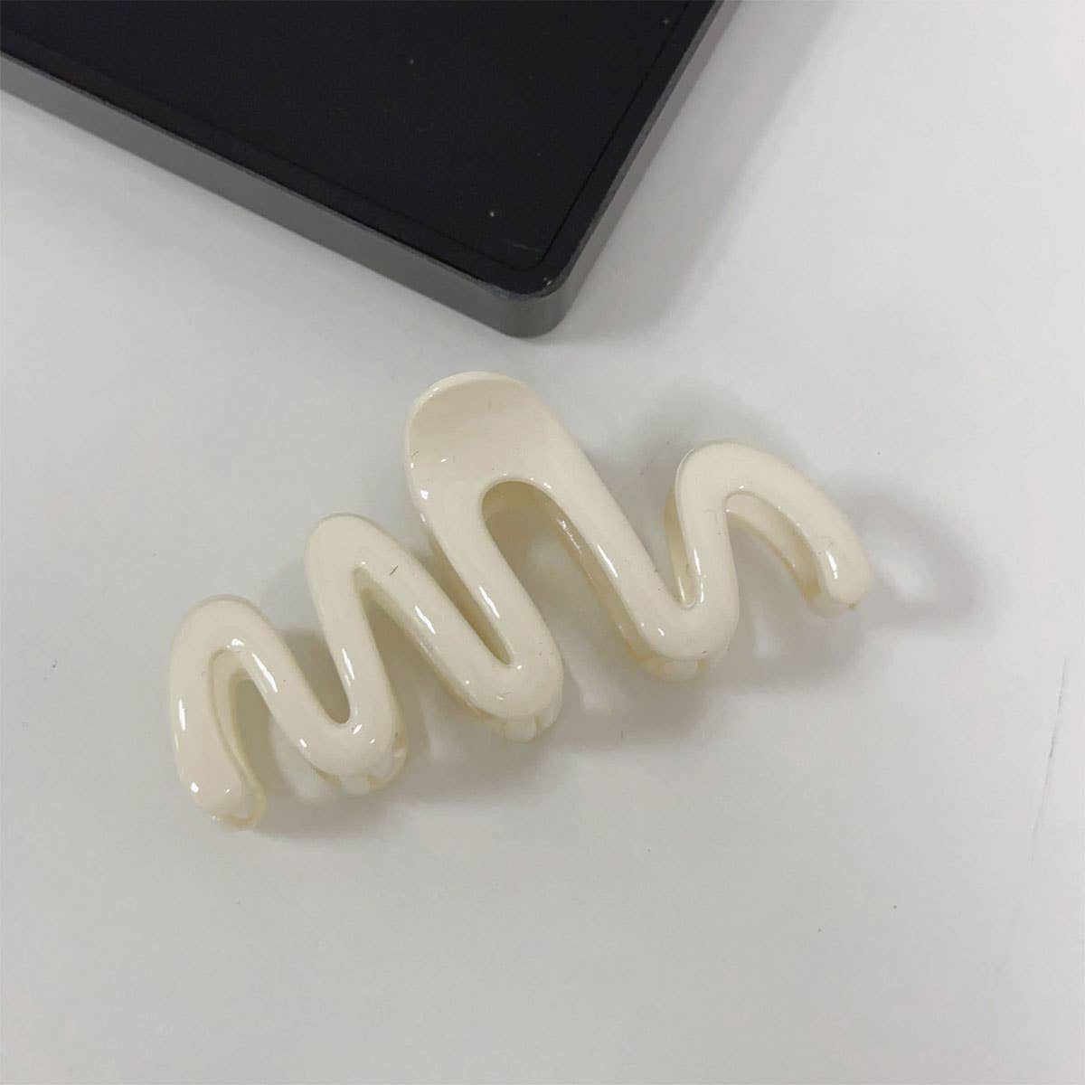 Wavy Oversized Claw Clip