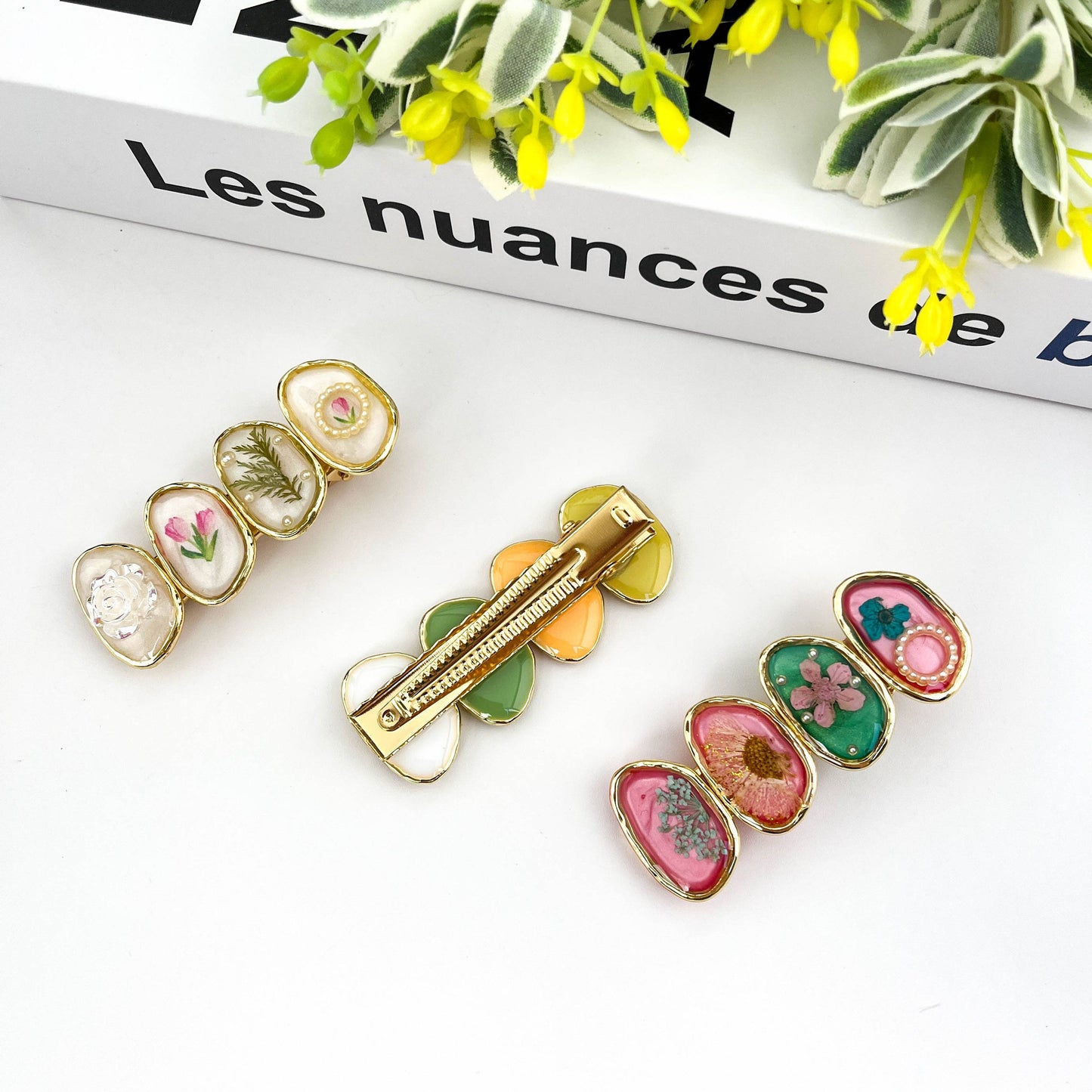 Retro Pressed Flowers Clip